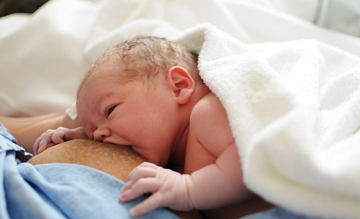 Bonding, Eltern-Kind-Bindung und erstes Stillen